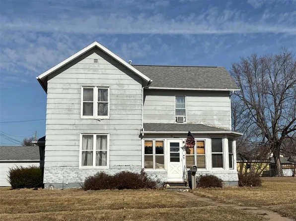 513 W 8th St, Vinton, IA 52349