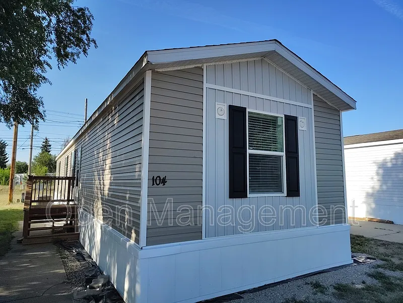 3 bed, 2.0 bath, 1120 sqft, $1,049 — Photo 1