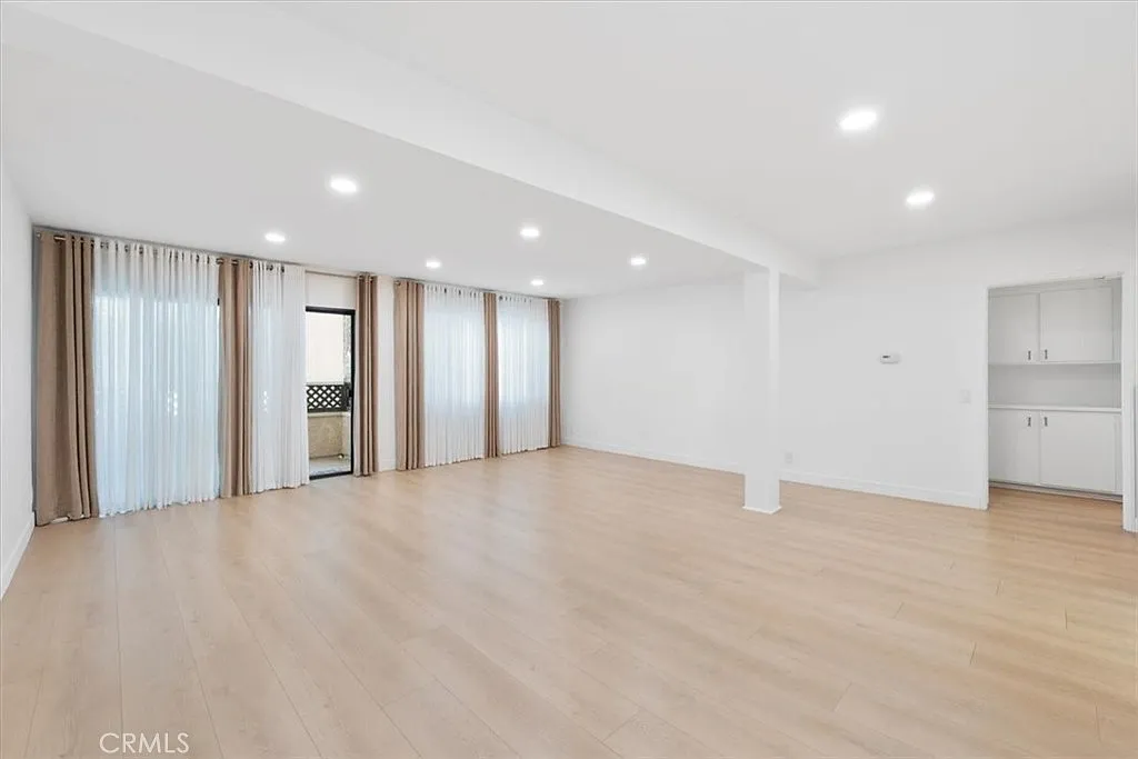 1 bed, 925 sqft, $2,060 — Photo 3