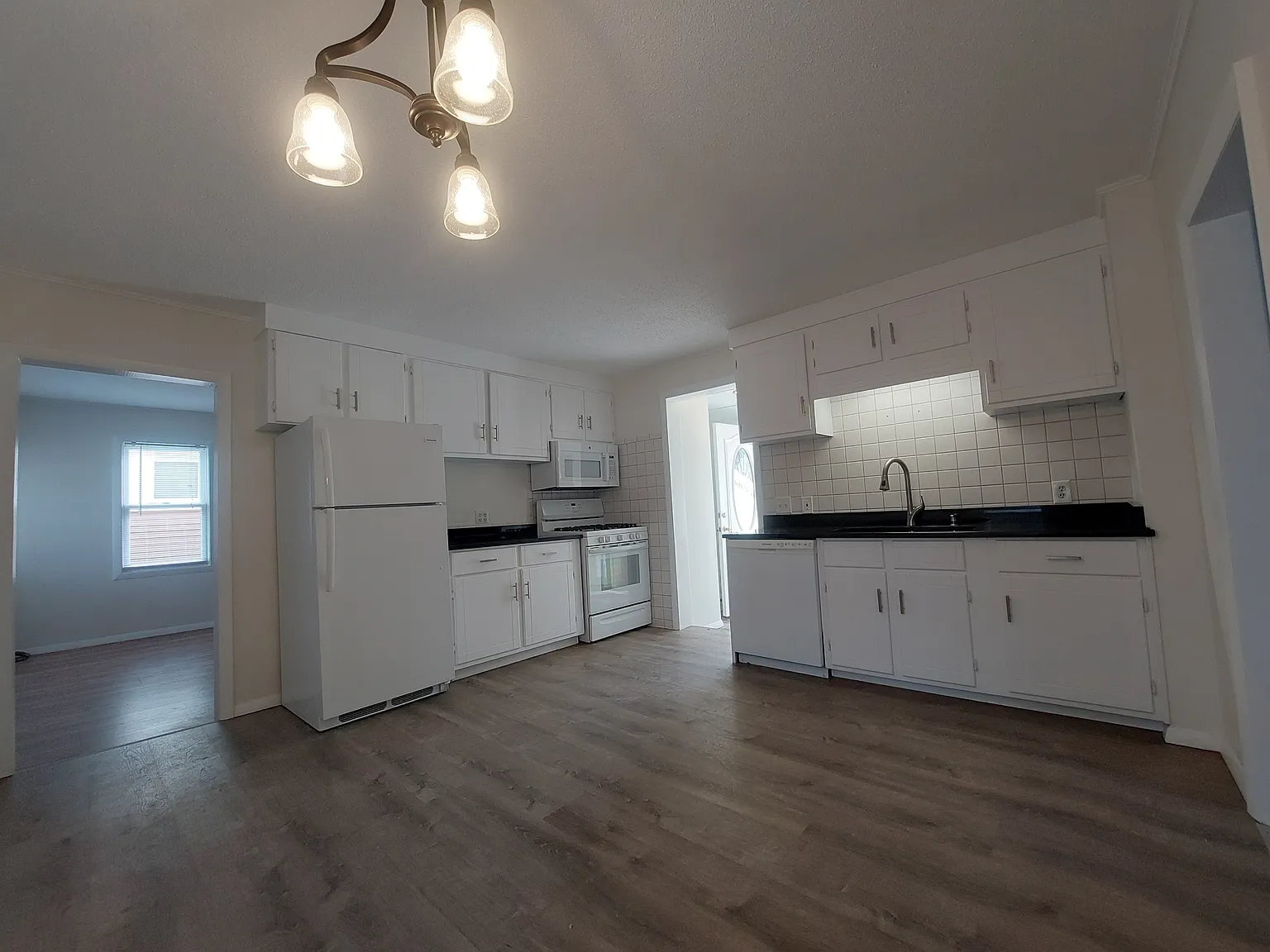 4 bed, 1324 sqft, $2,700 — Photo 3