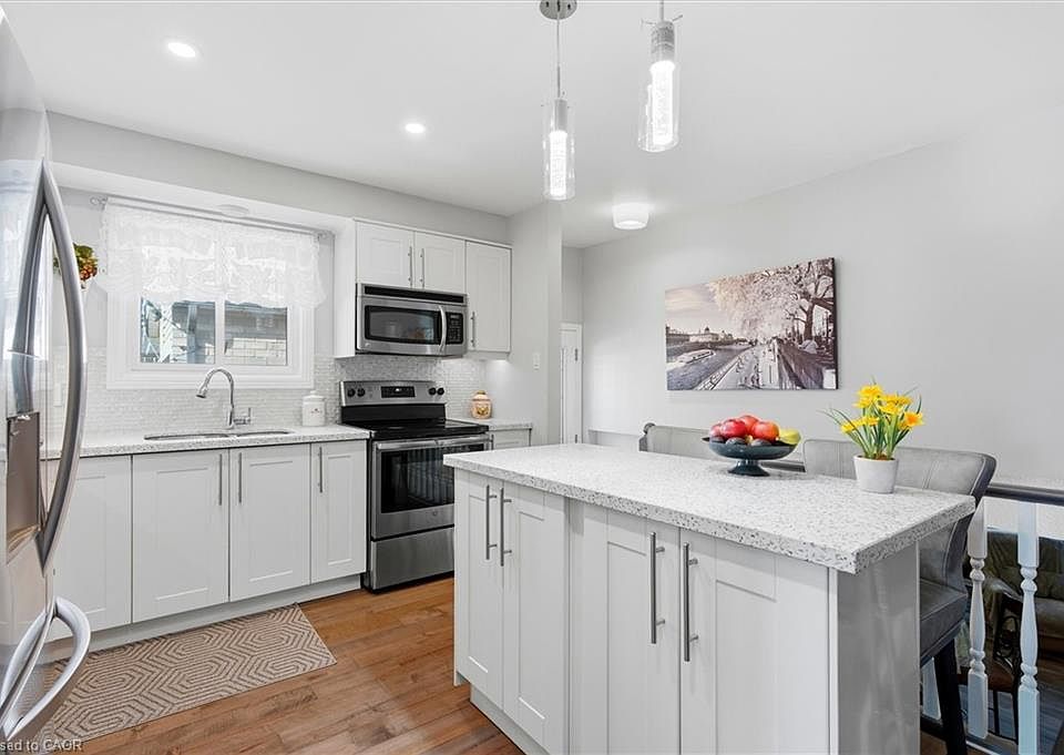 1st image of 40 Lyton Cres