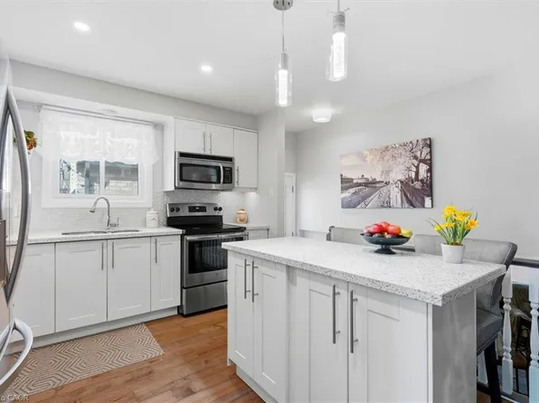 40 Lyton Cres, Hamilton, ON L8J 2C9