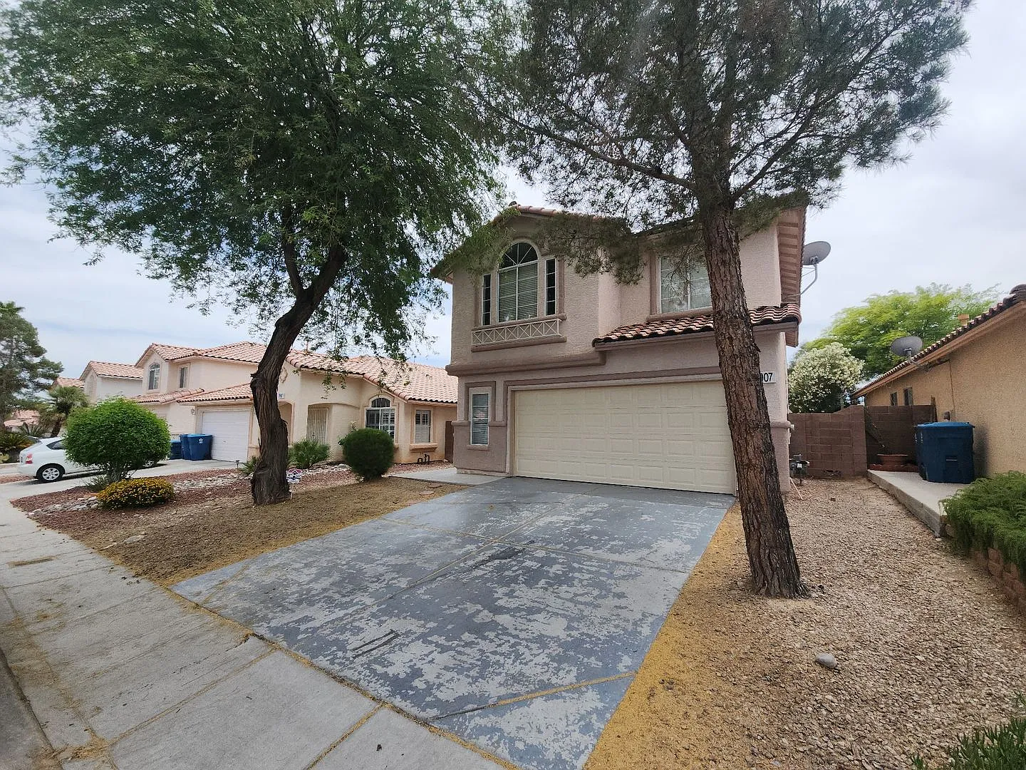 Two story in well established Las Vegas neighborhood — Photo 2