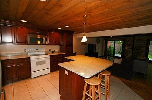4th image of 14 Greenwood Village St