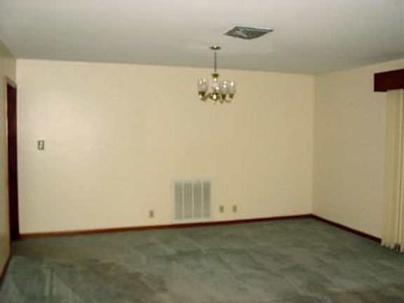 3rd image of 326 Oak Dr