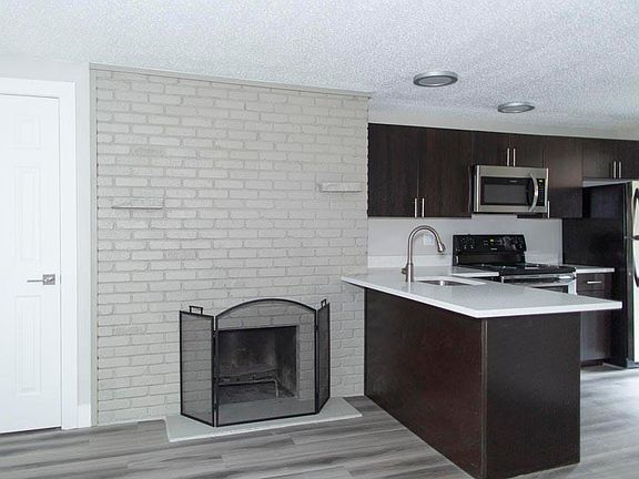 4th image of 137 S Pennsylvania St #203