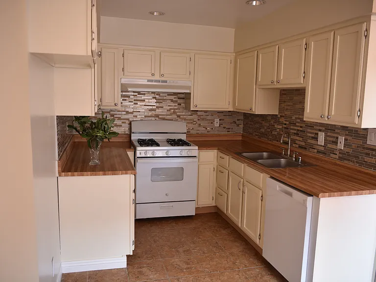 212 W Garfield Ave — Photo 6