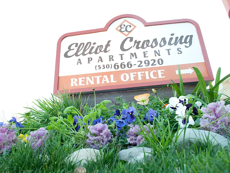 Elliot Crossing — Photo 2