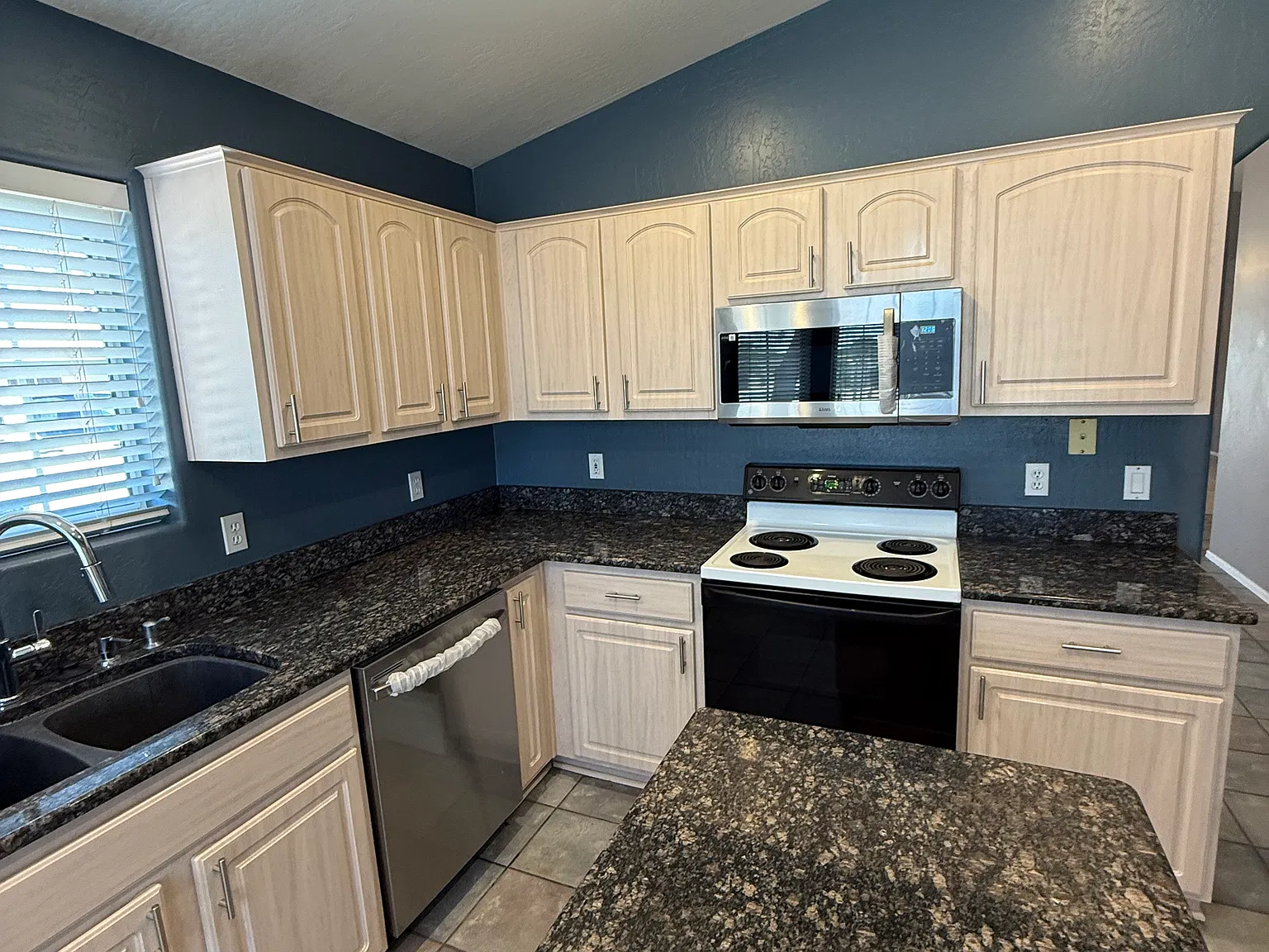3 bed, 1686 sqft, $2,050 — Photo 2