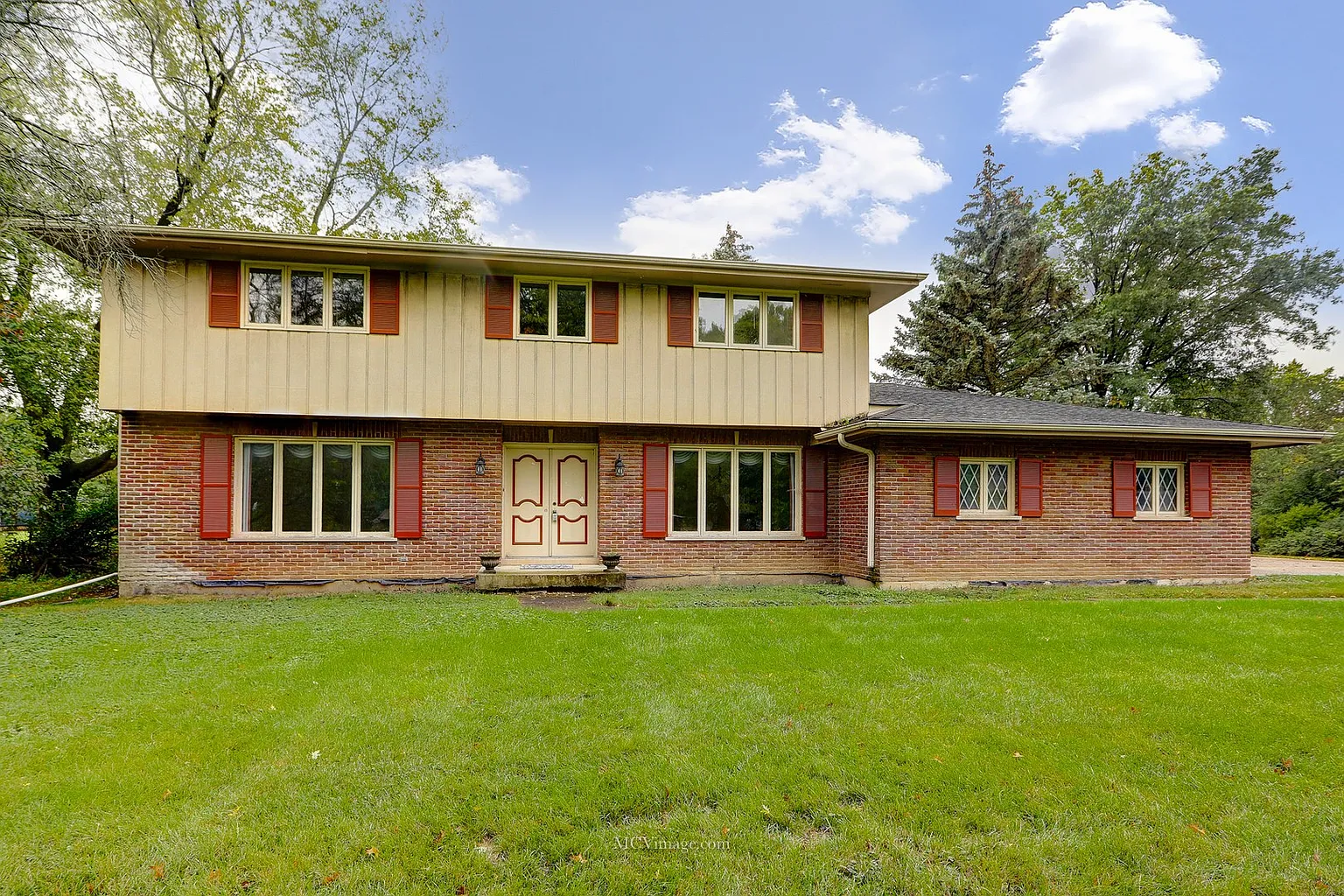 20W131 Pleasantdale Dr photo 1