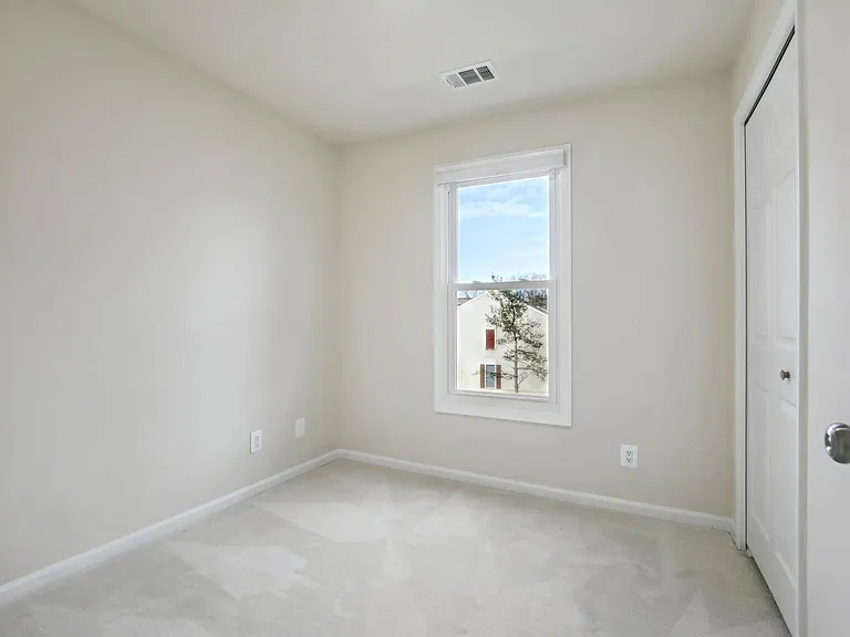 43840 Laburnum Sq — Photo 13