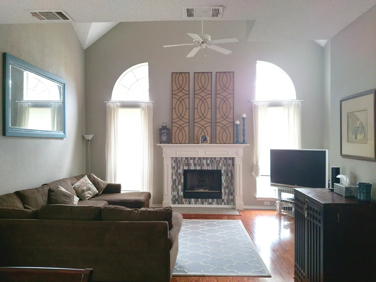 3 bed, 2.5 bath, 1839 sqft, $2,400 — Photo 2