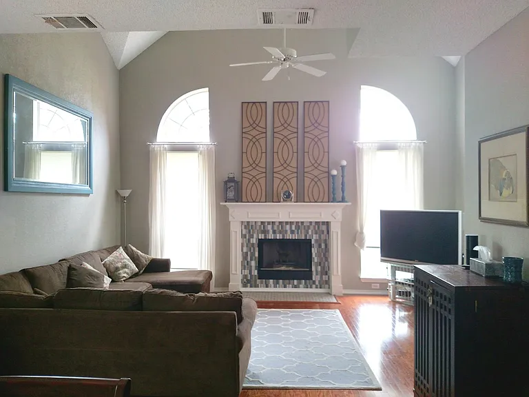 2219 Dallas Dr — Photo 2