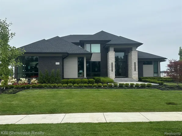 2555 Crystal Lake Dr, Commerce Township, MI 48382