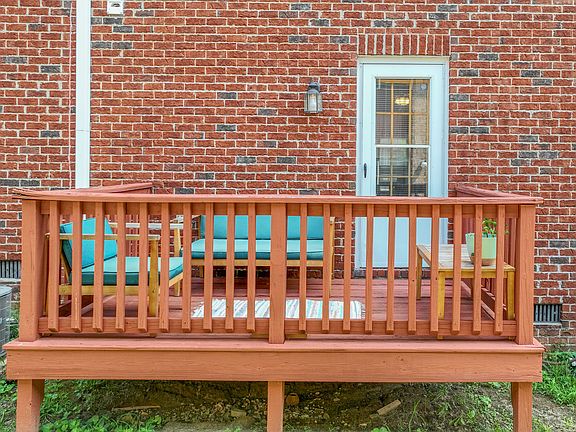 ENJOY THE DECK WITH FRIENDS ENTERTAINING AND COOKING OUT