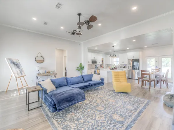 276 Resort Dr, Livingston, TX 77351