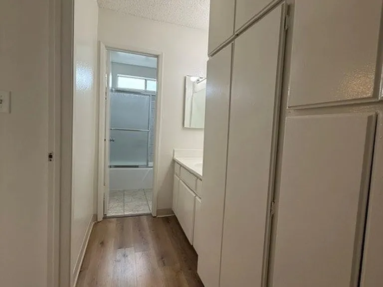 Marquis Apartments — Photo 13