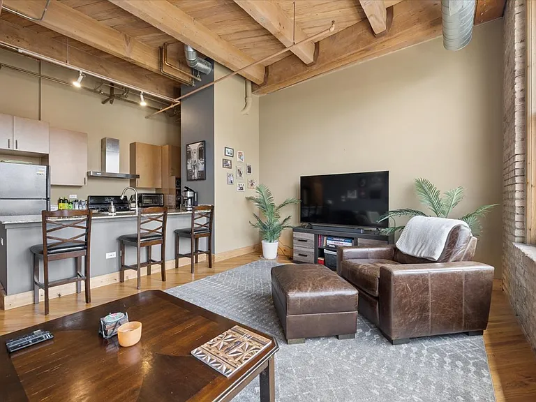 1040 W Adams St #402 — Photo 7