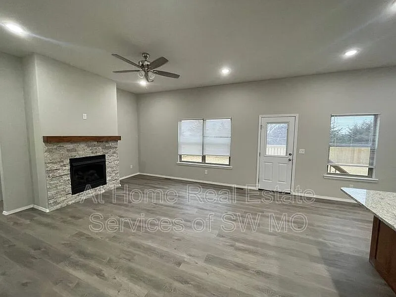 4 bed, 2.0 bath, 1511 sqft, $1,955 — Photo 2