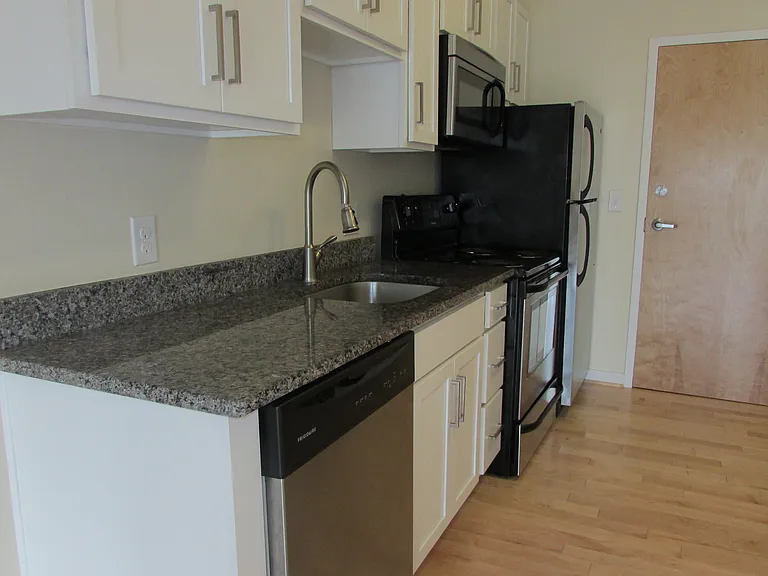 909 Perry St — Photo 17