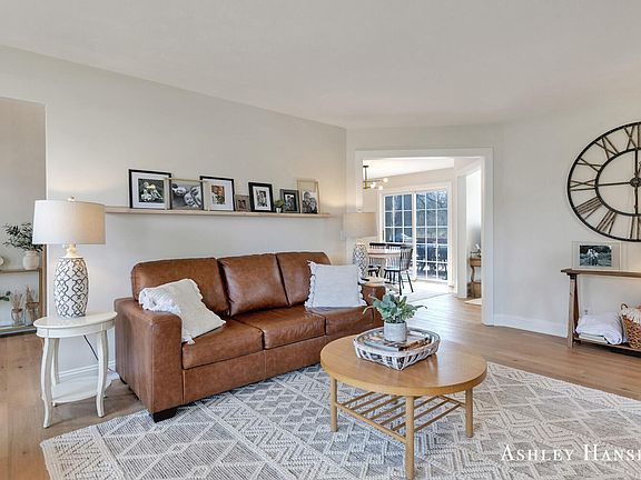 5th image of 5358 Royale Ct NE
