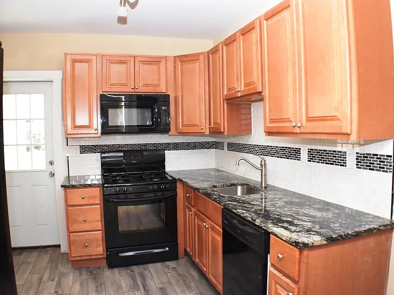 520 W Greenleaf St — Photo 2