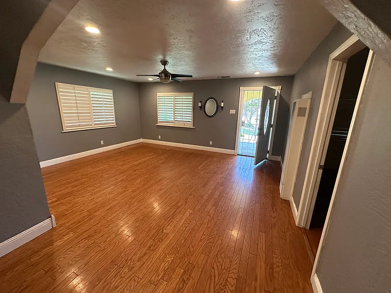 483 E Daleville Ave — Photo 4