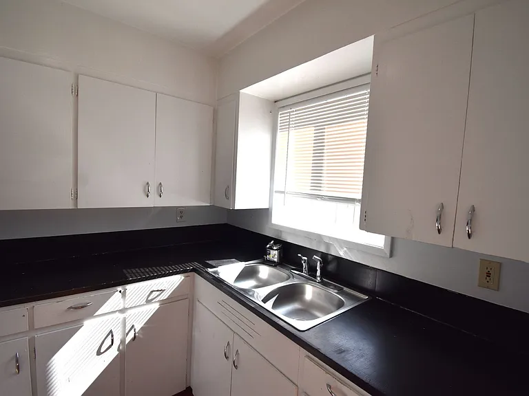 Cottage Apartments — Photo 4