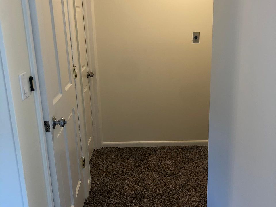 Front door & hallway to bedrooms