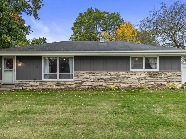 19423 West Vista DRIVE, New Berlin, WI 53146