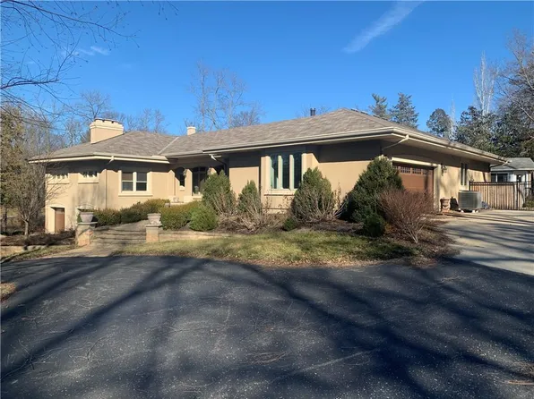 116 Ridge Dr, Saint Joseph, MO 64506