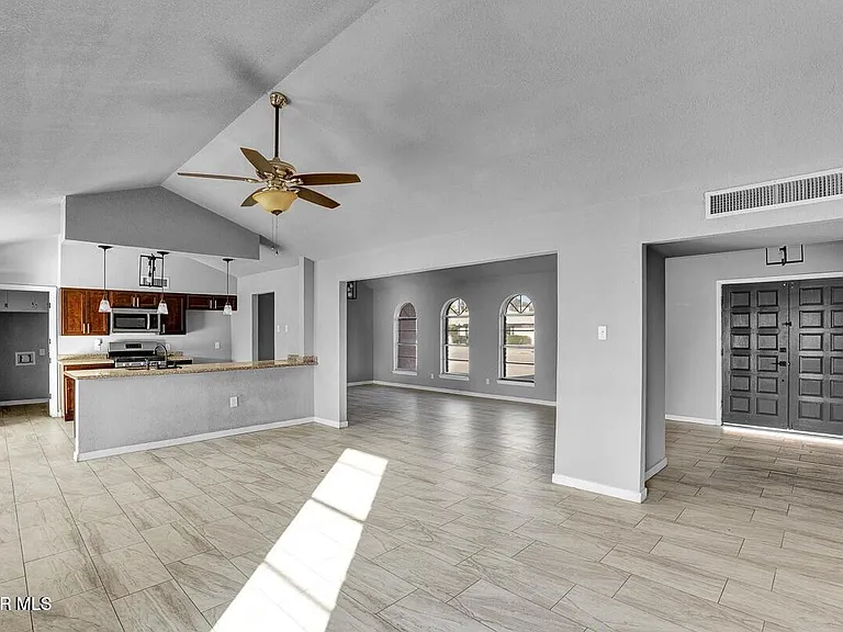 3709 Roslyn Dr — Photo 10
