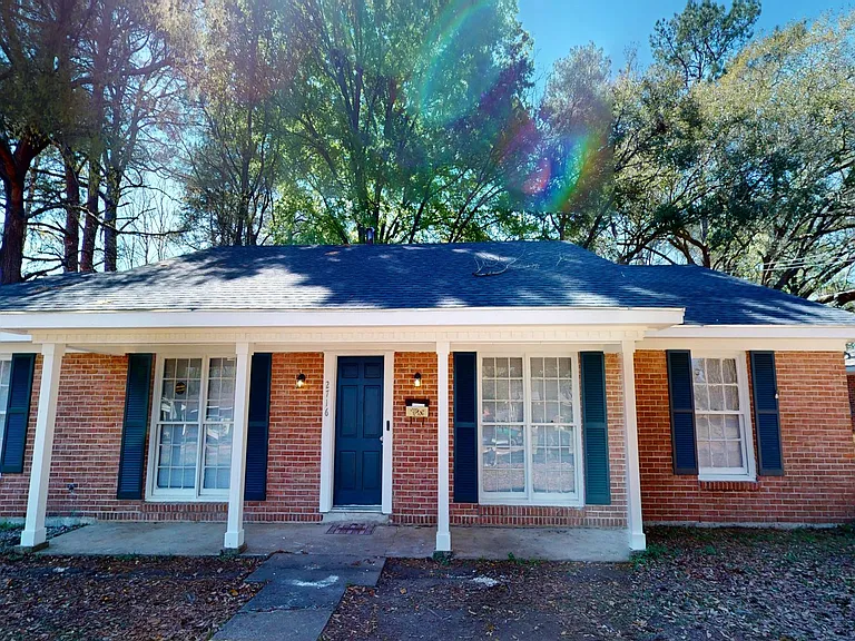 2716 Forsyth Ln — Photo 1