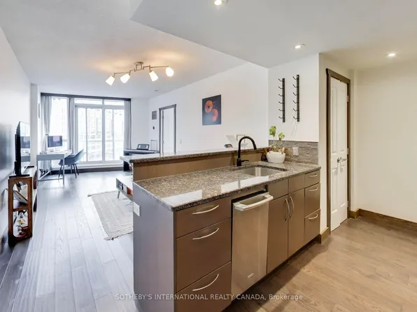 218 Queens Quay W, Toronto, ON