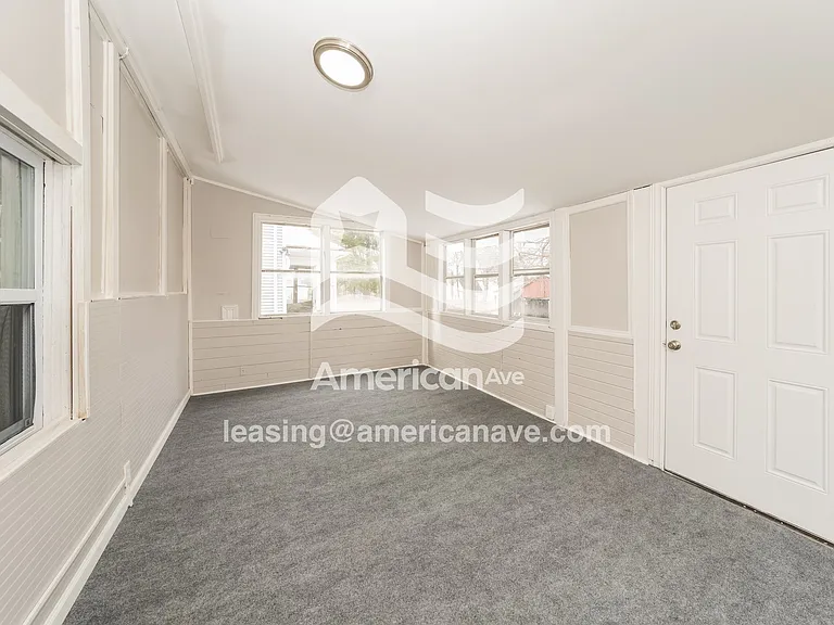 1431949_003_wm_-_living_room_13597550.jpg