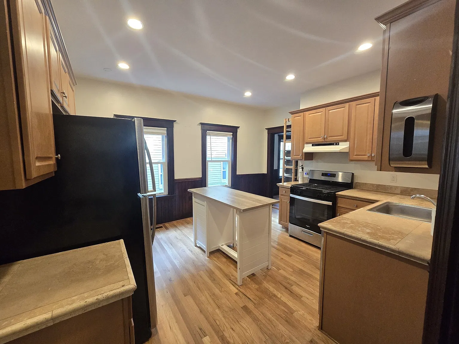 3 bed, 1.0 bath, 1150 sqft, $2,950 — Photo 3