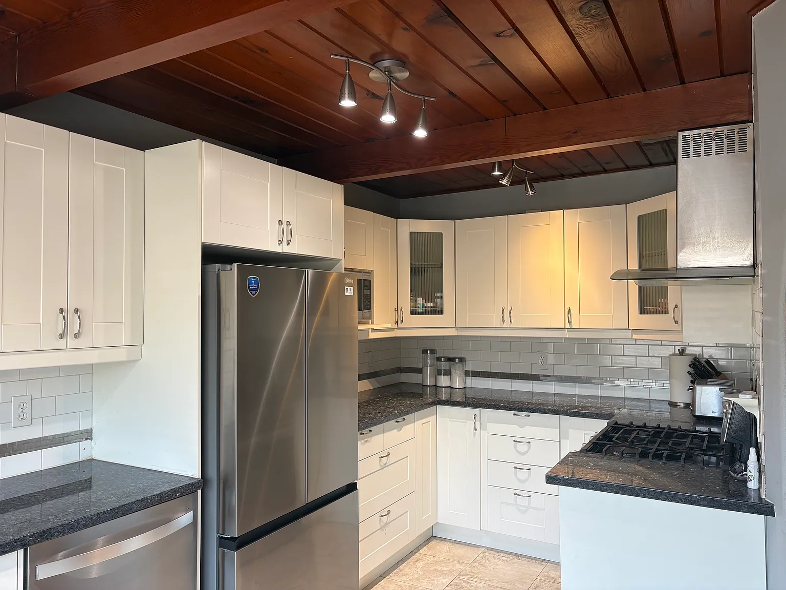 3 bed, 1296 sqft, $4,450 — Photo 2