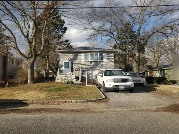 17 E Lakeland St, Bay Shore, NY 11706