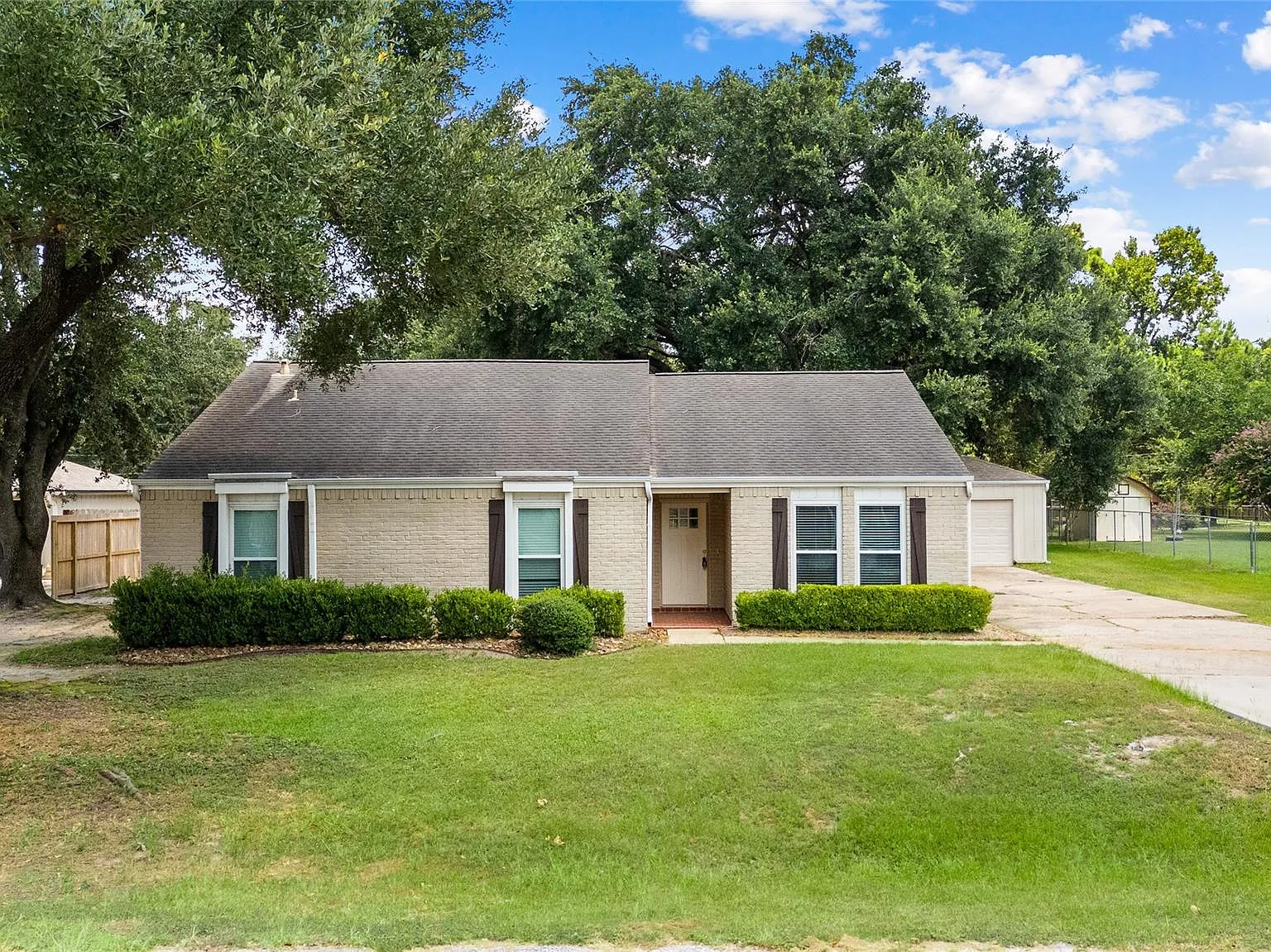 4 bed, 2.0 bath, 2169 sqft, $2,000 — Photo 1