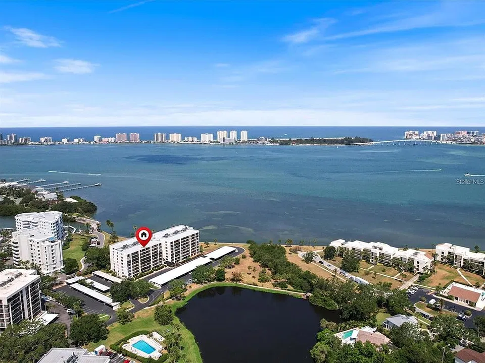 100 Oakmont Ln #305