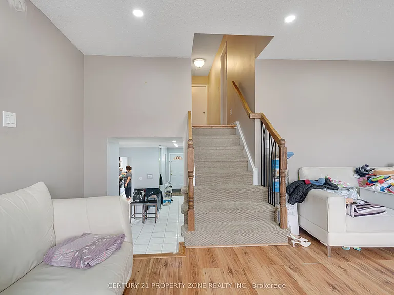 32 Lady Stewart Blvd — Photo 19
