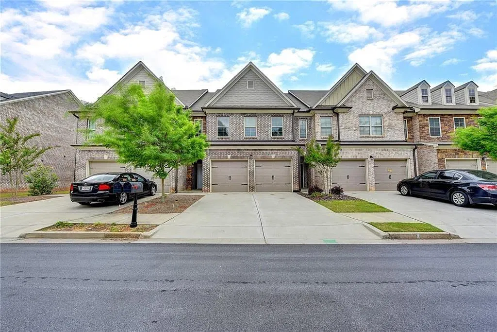3 bed, 2.5 bath, 2100 sqft, $2,500 — Photo 2
