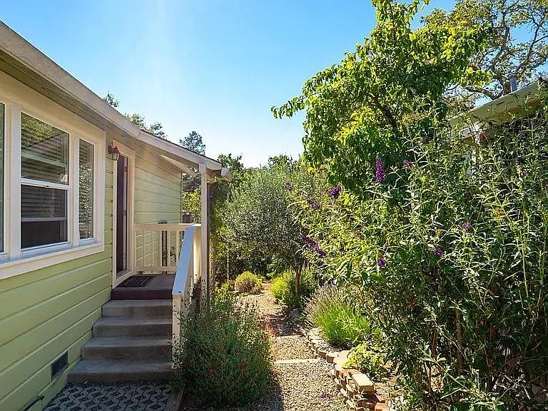 17323 Hillside Ave — Photo 8