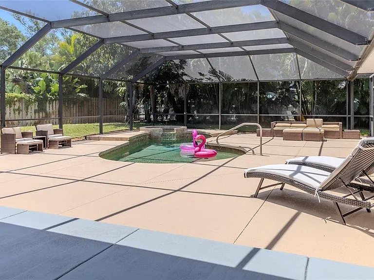416 Sunset Dr — Photo 2