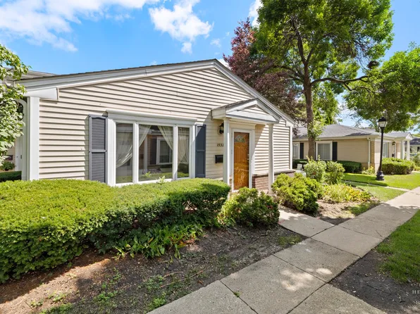 1532 Cove Dr #243-A, Prospect Heights, IL 60070