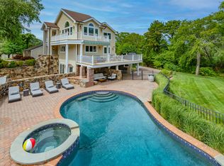27B W Tiana Rd, Hampton Bays, NY 11946