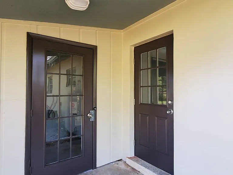 2578 Seneca Ave — Photo 3