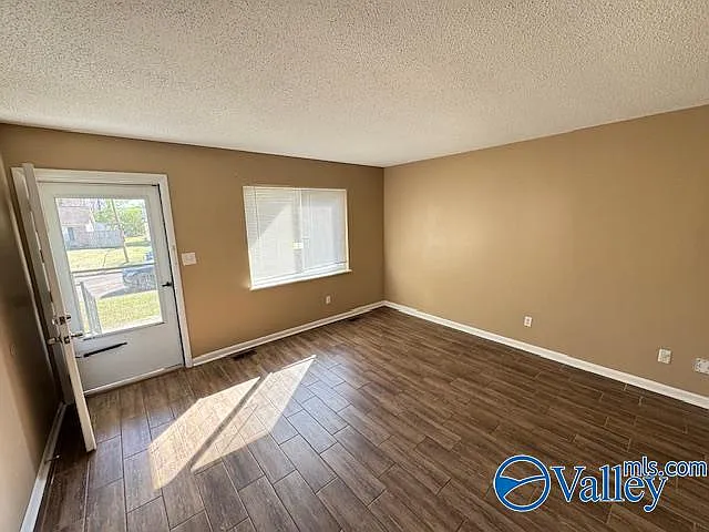 3 bed, 1.5 bath, 1368 sqft, $1,295 — Photo 4