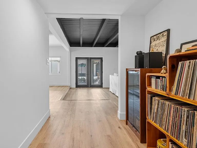 334 W Valencia Ave — Photo 15