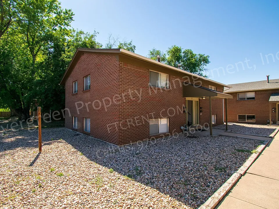 923 James Ct
